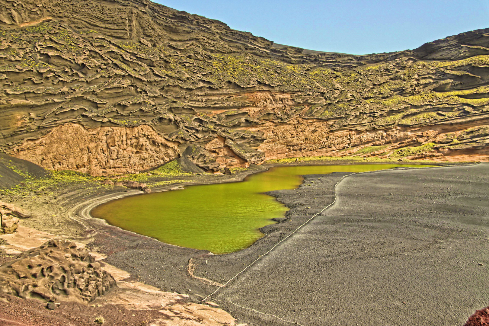 Lanzarote schwarzer Strand mit grünen Meersee