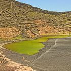 Lanzarote schwarzer Strand mit grünen Meersee