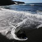 Lanzarote: Schwarzer Strand, weißer Schaum 