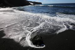 Lanzarote: Schwarzer Strand, weißer Schaum 