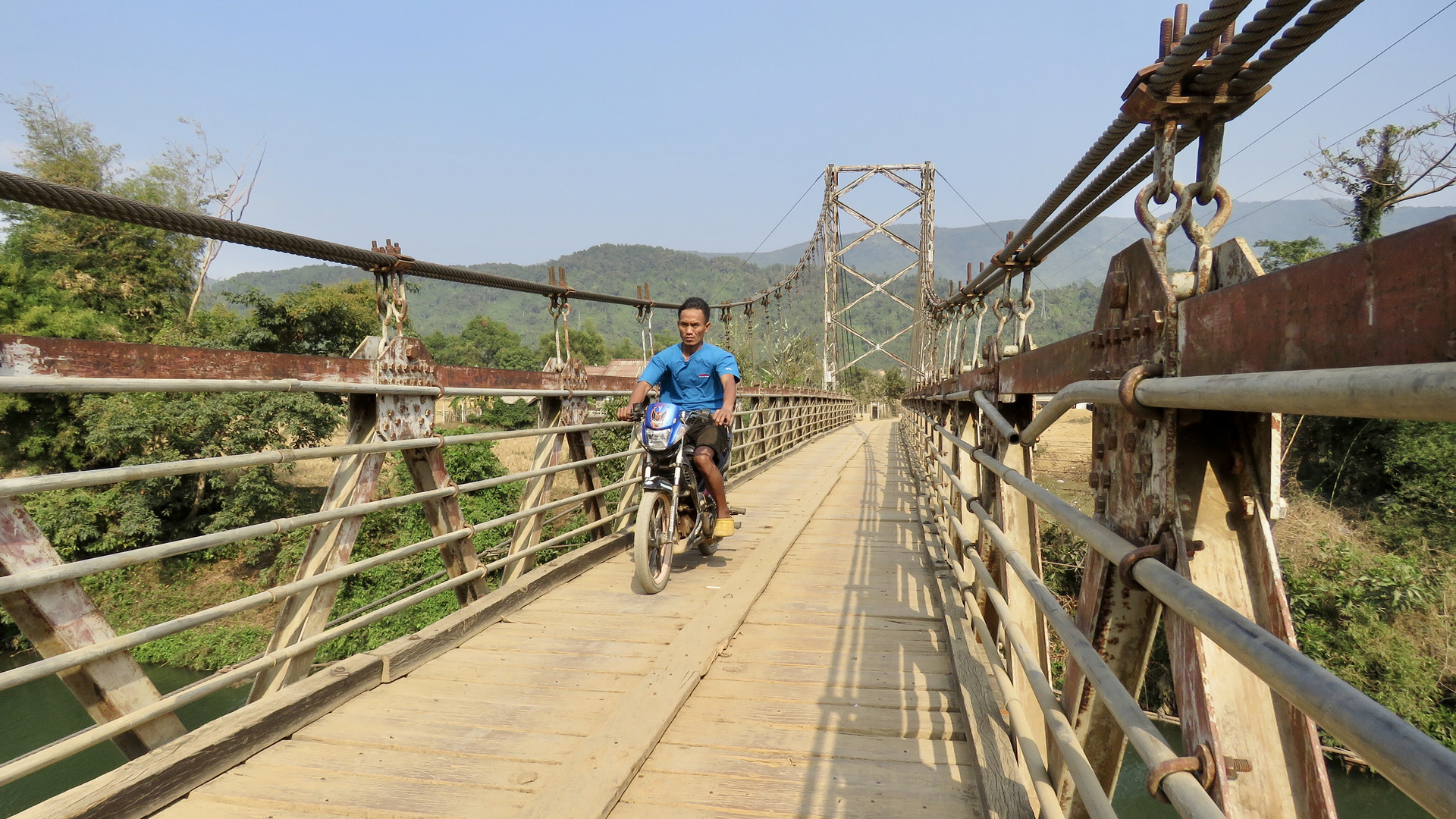 Laos (2020), Die Brücke