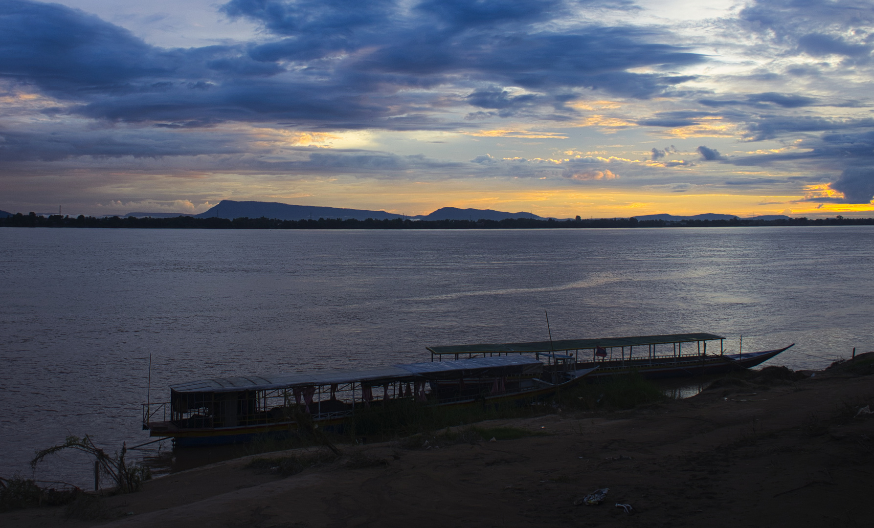 Laos - Blaue Stunde am Mekong