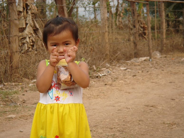 Laos - Die kleine Fotografin