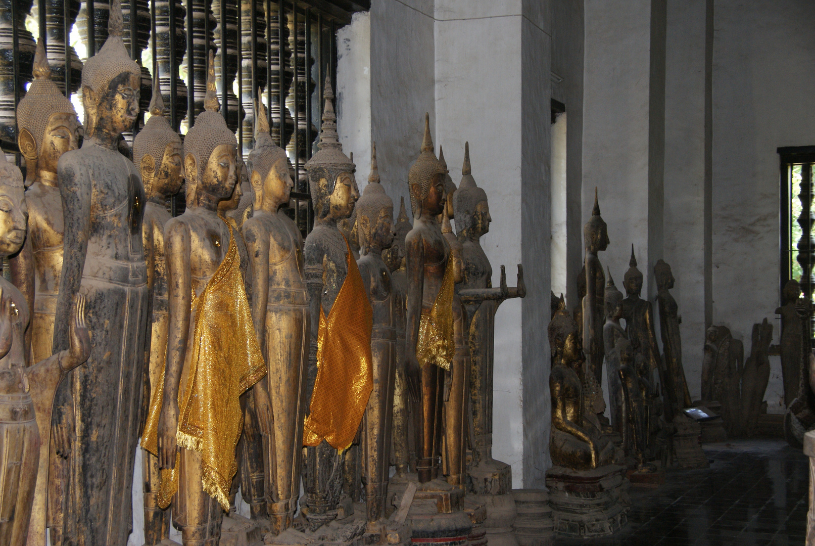 laos, luang prabang buddhas im tempel