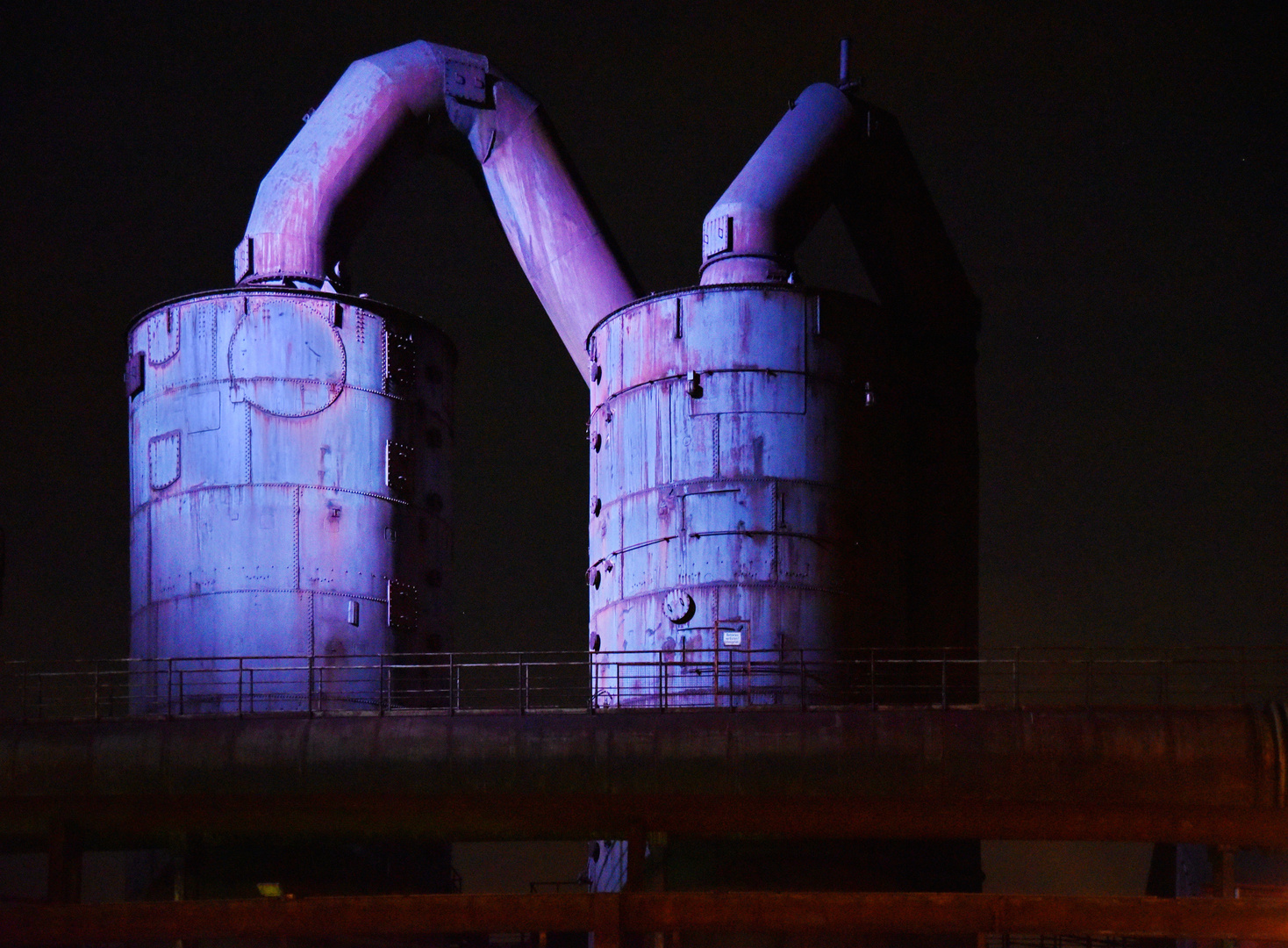 LaPa Duisburg - alte Produktionsanlage Detail bei Nacht