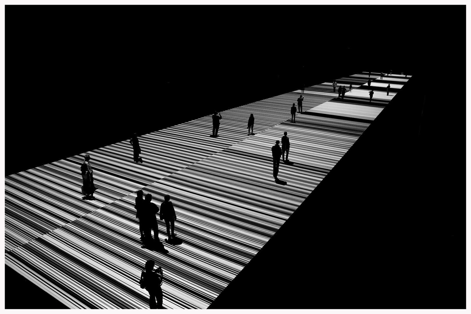 Lapadu Duisburg schwarz weiße Lichtinstallation