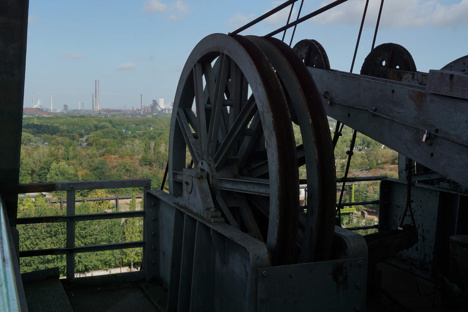 LaPaDu - Fördermaschine oberhalb der Glocke mit Blick auf Bruckhausen