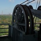 LaPaDu - Fördermaschine oberhalb der Glocke mit Blick auf Bruckhausen