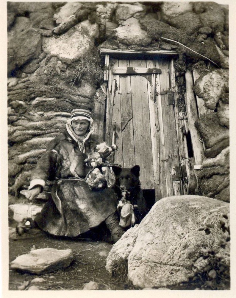 Lappenfrau(Sami) vor ihrer Behausung .Foto von 1929