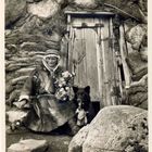 Lappenfrau(Sami) vor ihrer Behausung .Foto von 1929