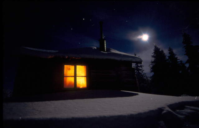 Lappland, eine einsame Hütte im tiefen Schnee, -35 Grad