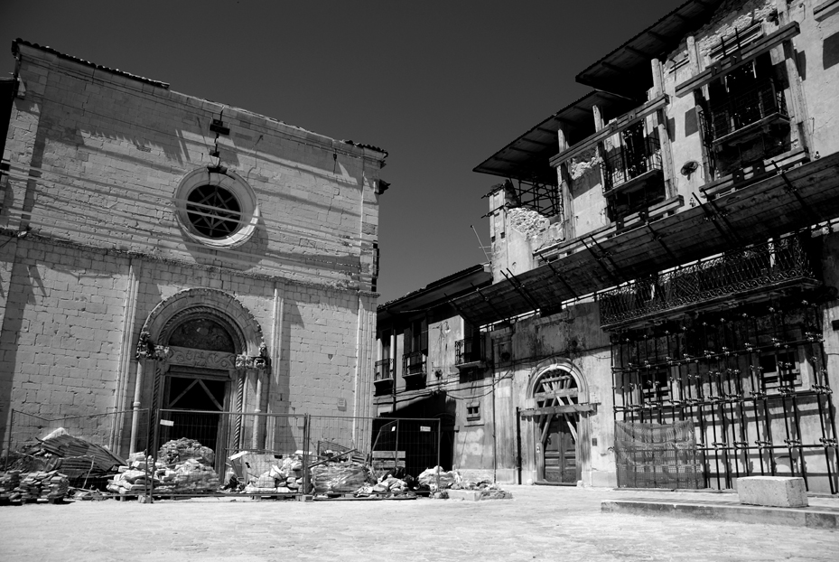 L'Aquila Oggi - Nella zona rossa - La piazzetta