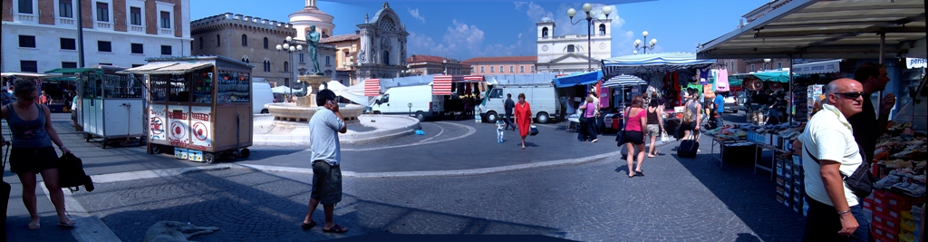 L'Aquila-P.za Duomo con mercato.