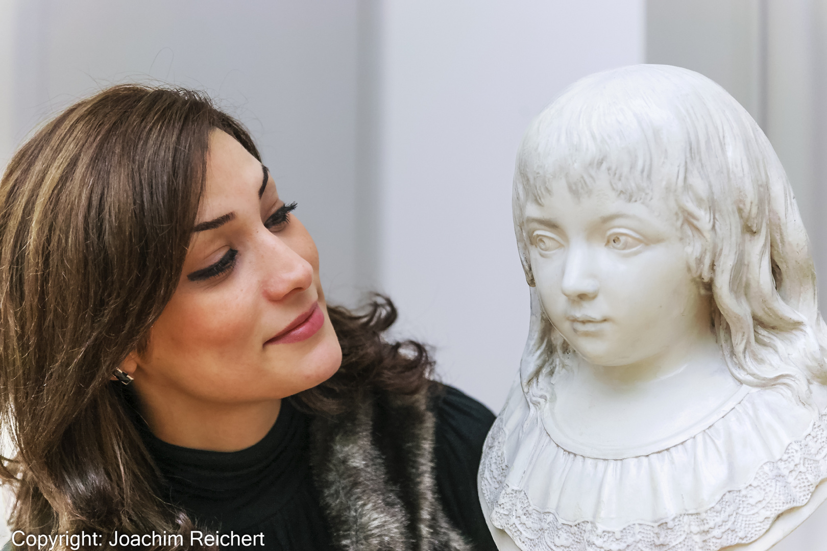 Lara blickt hier auf die Büste der Julie Mölter im Bode Museum von Berlin