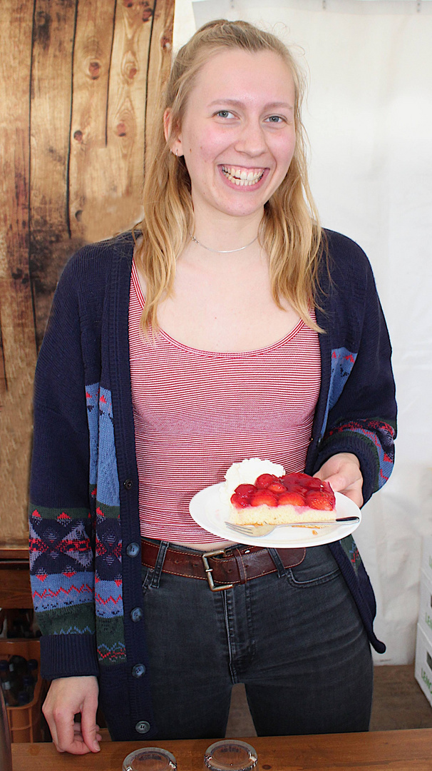 Lara mit Kuchen