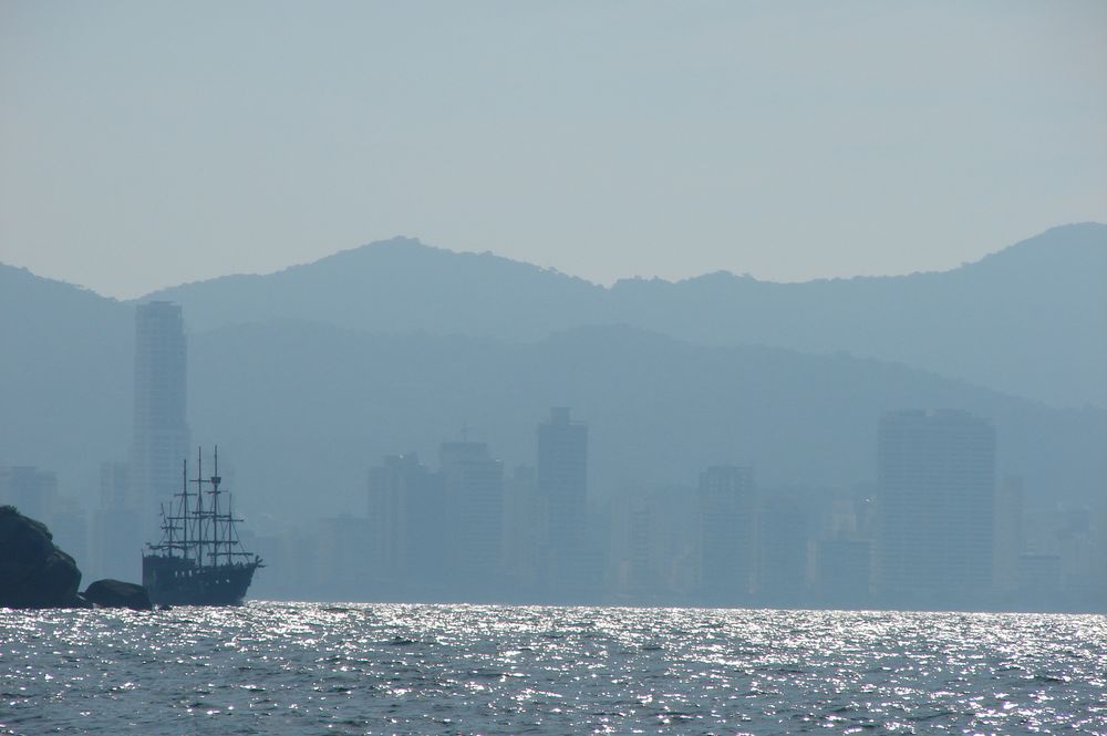 LARANJEIRAS PIRATAS EN EL HORIZONTE - BRASIL