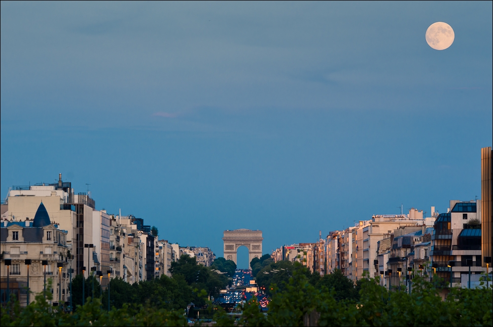 l'Arc de Triomphe et la lune