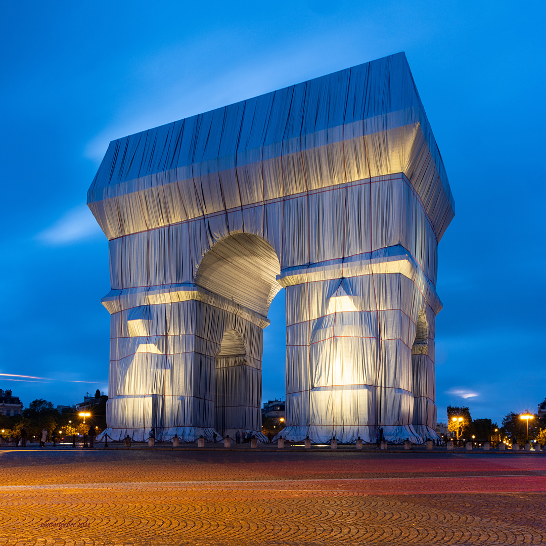 L'Arc de Triomphe, Wrapped at the morning