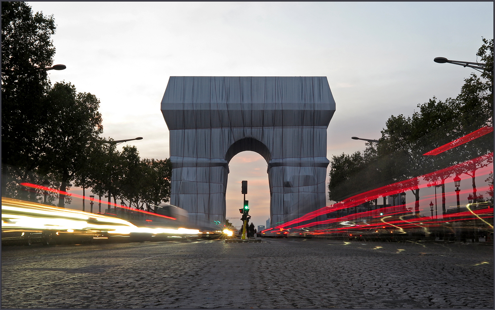 "L'Arc de Triomphe, Wrapped" - I