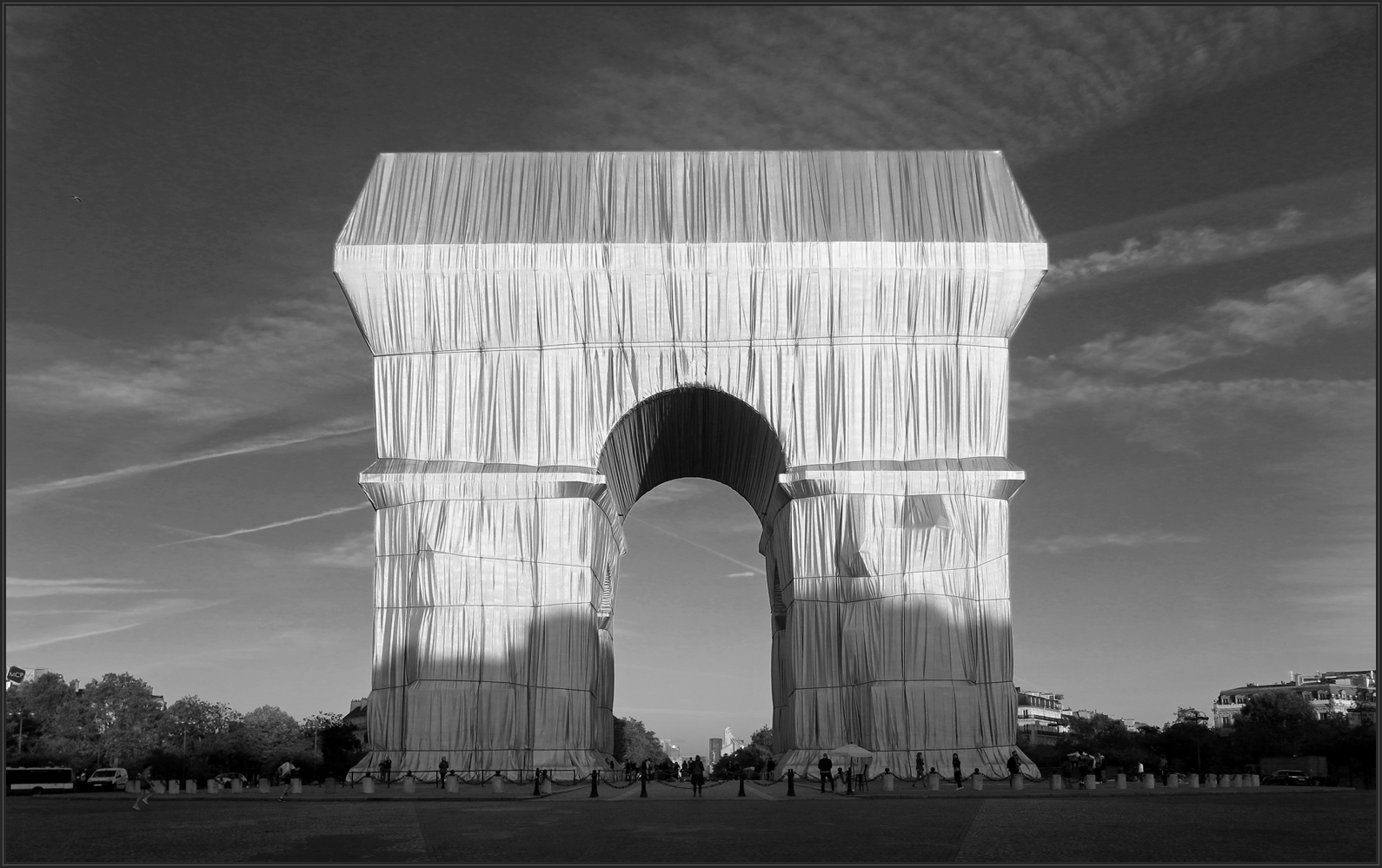 "L'Arc de Triomphe, Wrapped" - XXIII