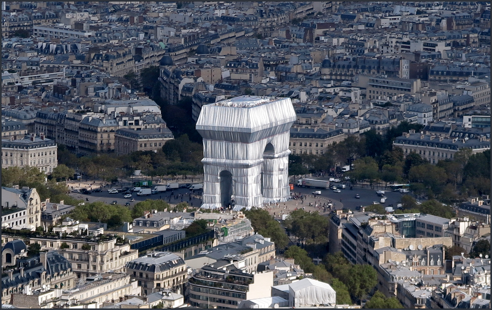 "L'Arc de Triomphe, Wrapped" - XXVIII