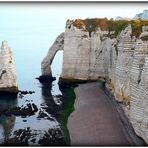 L'ARCHE ET L'AIGUILLE EN REFLETS . .