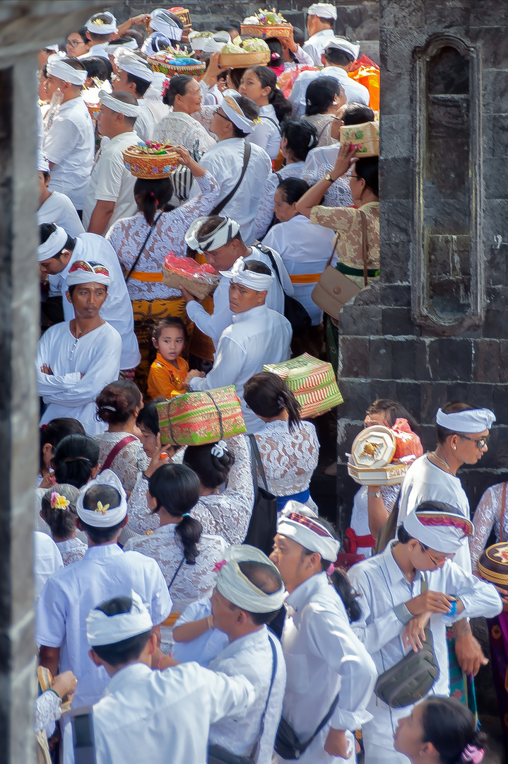 Large crowds enter the courtyard