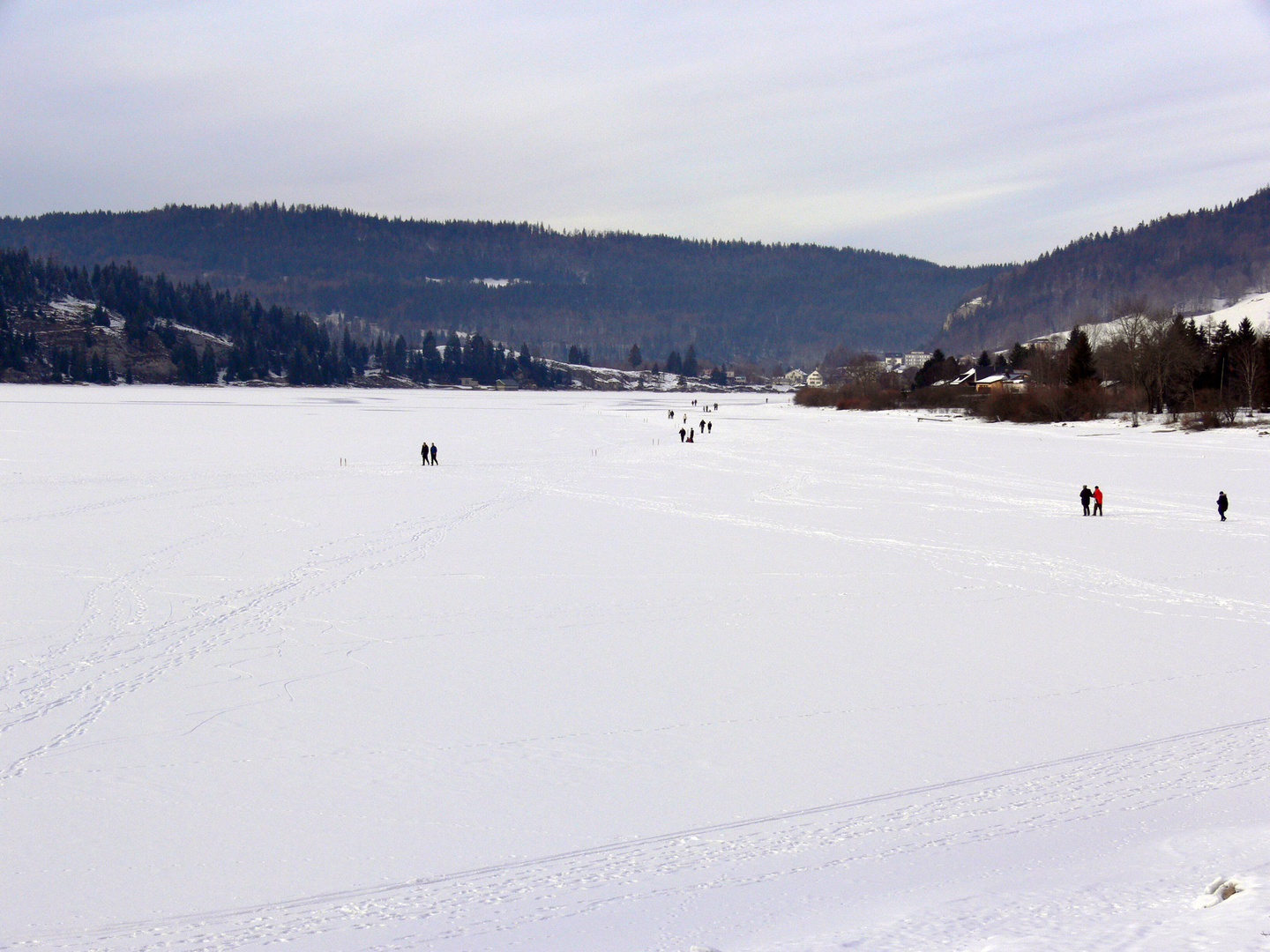 l'art et la manière de trouver un raccourci........Vive l'hiver et les lacs gelés.