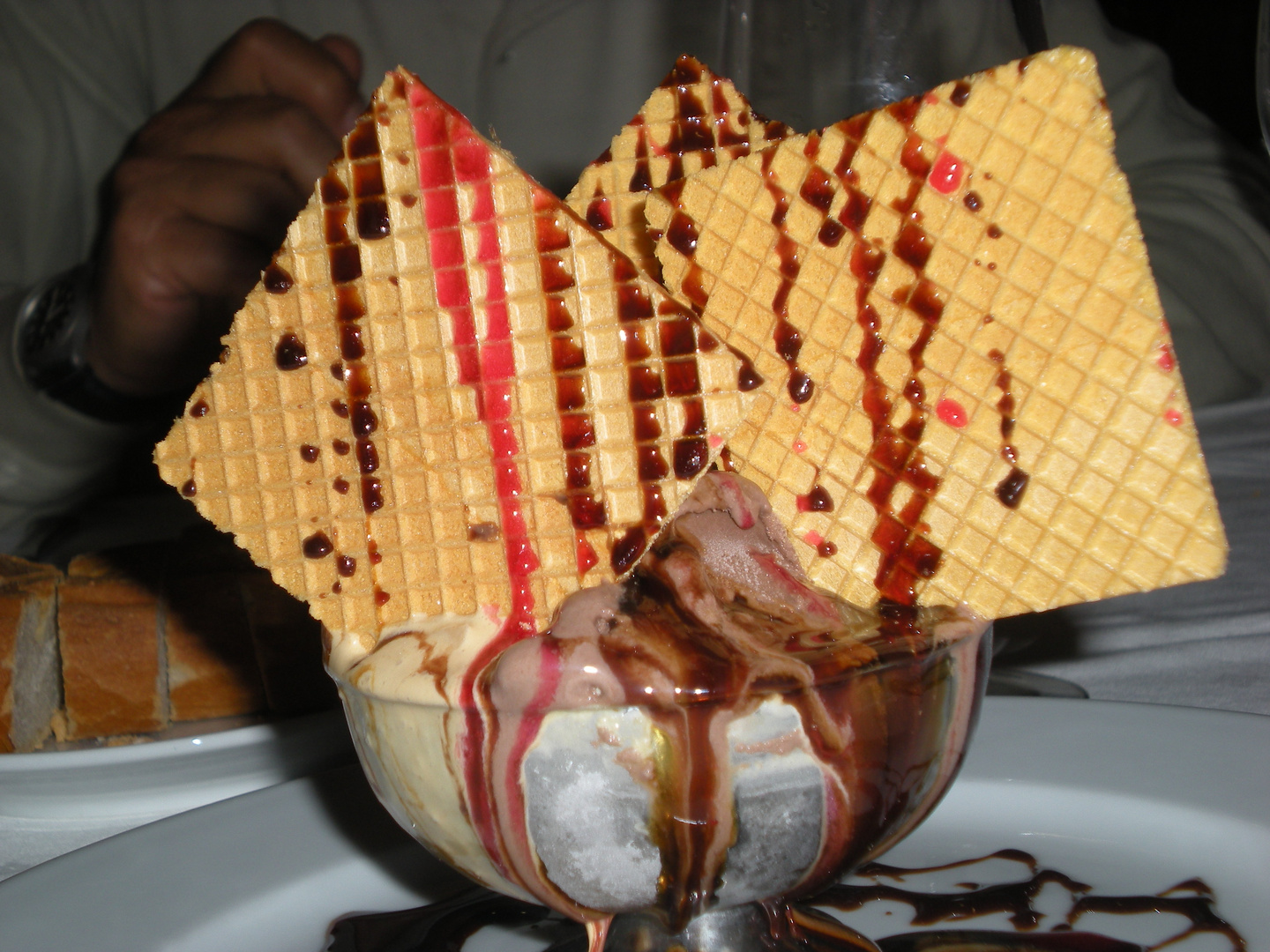 l'arte di preparare una coppa di gelato