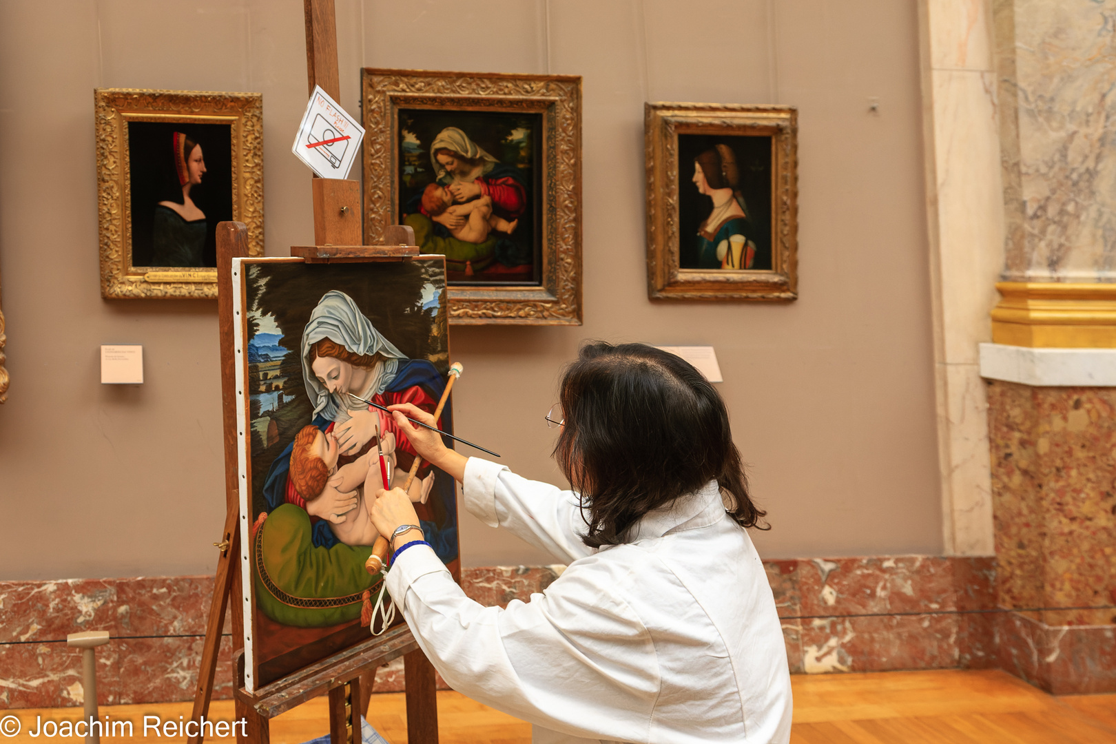 L'artiste se laisse inspirer par la peinture dans le Louvre de Paris