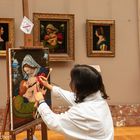 L'artiste se laisse inspirer par la peinture dans le Louvre de Paris