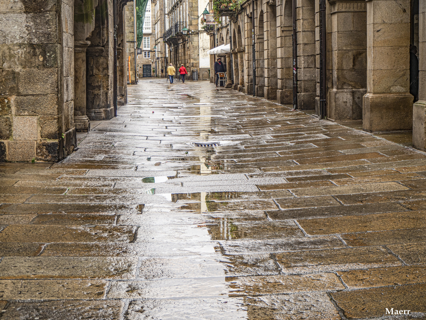 Las calles están mojadas  y parece que llovió.....