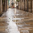 Las calles están mojadas  y parece que llovió.....