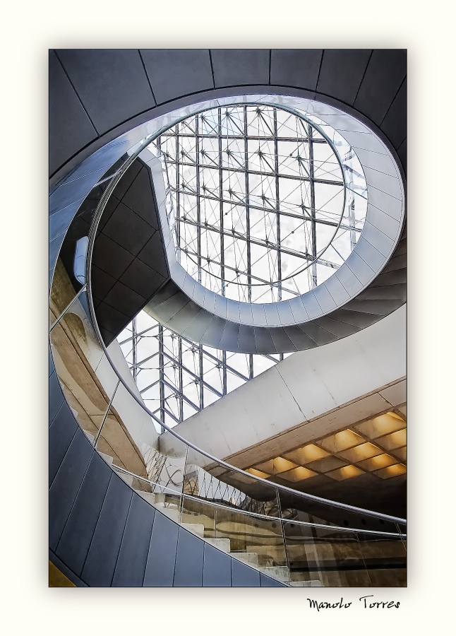 Las escaleras del Louvre