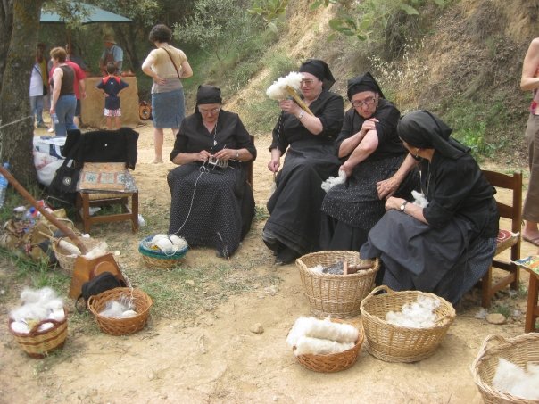 Las Hilanderas Imagen & Foto artes y oficios, hilandera, personas