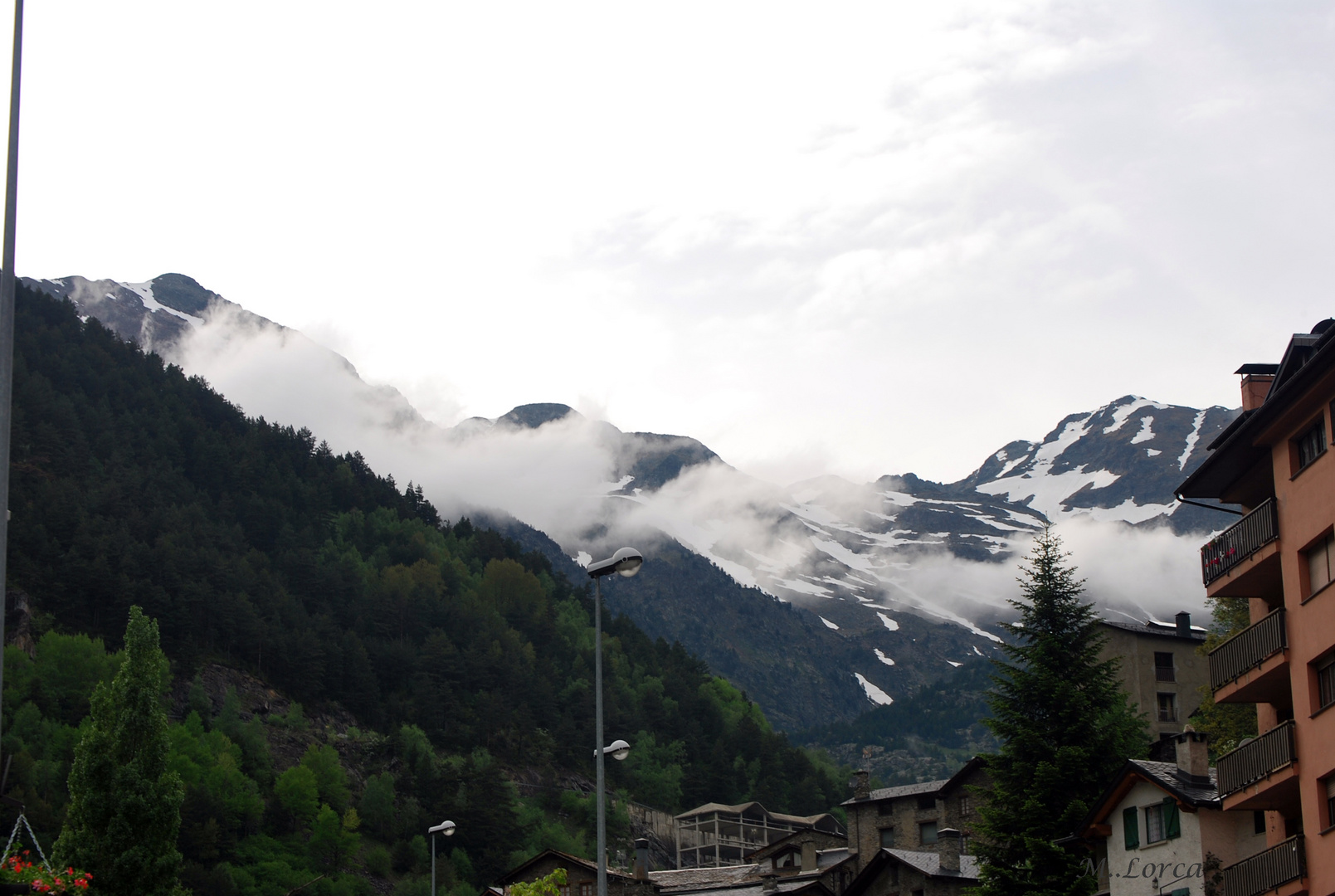 las montañas desde arinsal ( Andorra) lloviendo ha las 20.horas de ayer