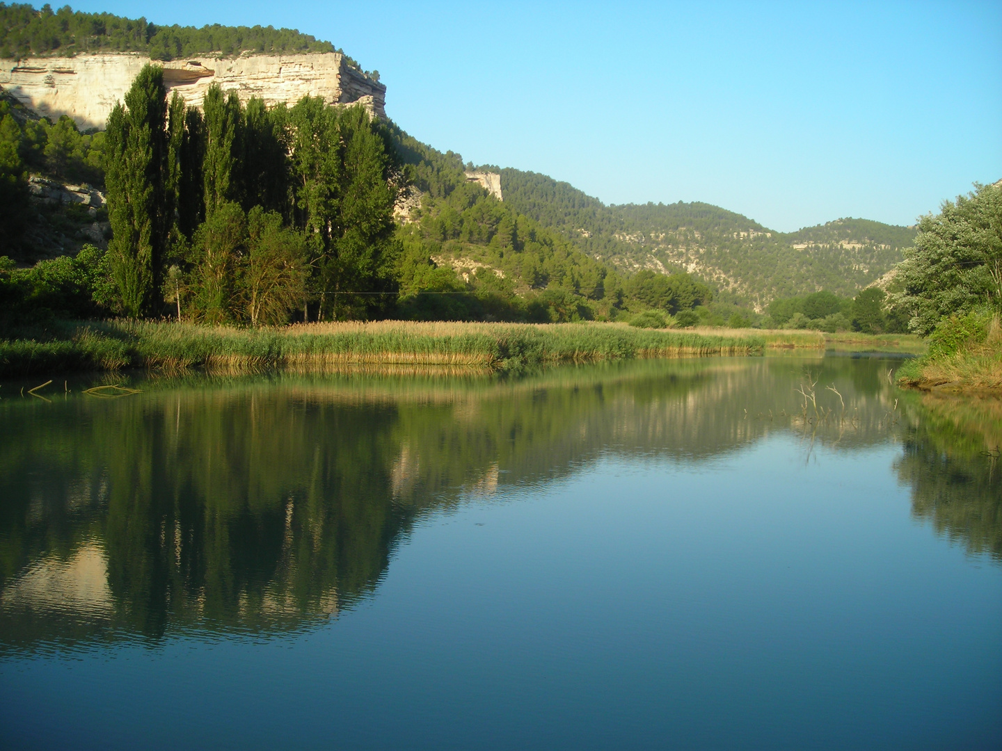 Las tranquilas aguas del Río Júcar a su paso por Tolosa (Alcalá del Júcar)