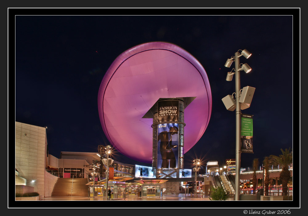 Las Vegas - Fashion Show -- front side --