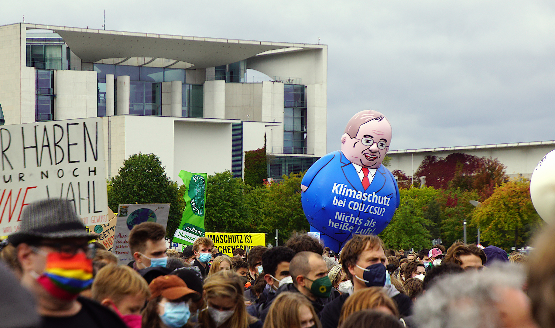 Laschet-Ballon vor dem Bundeskanzleramt