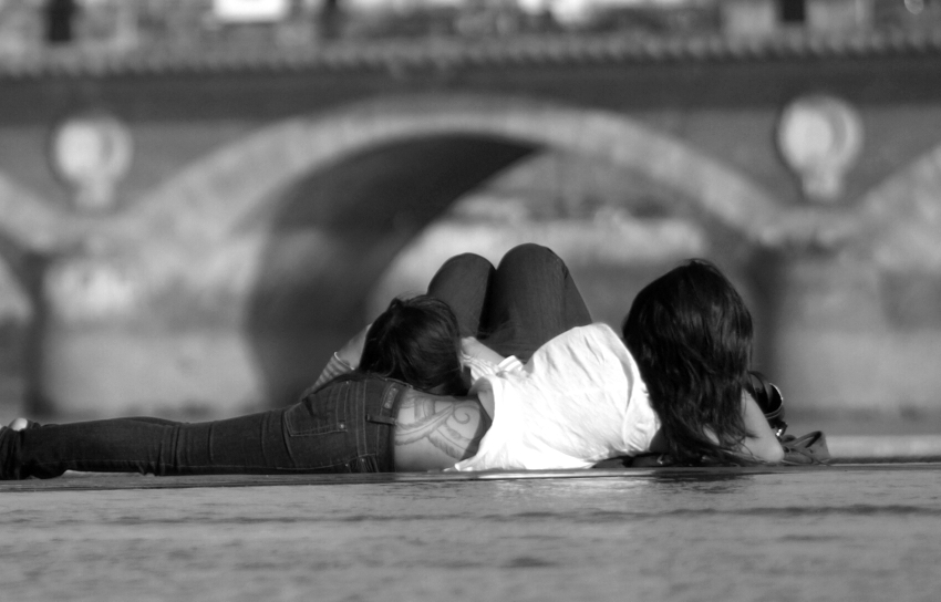 Lascives devant le pont de pierre