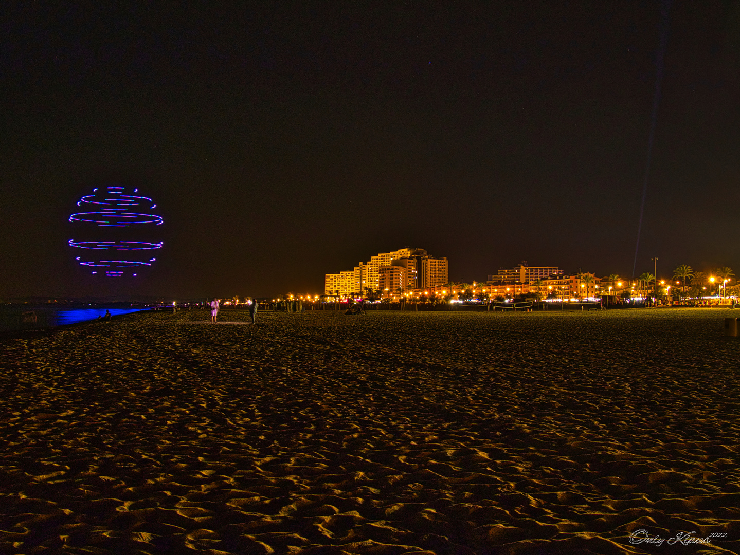 Laser Show mit Drohnen am Strand