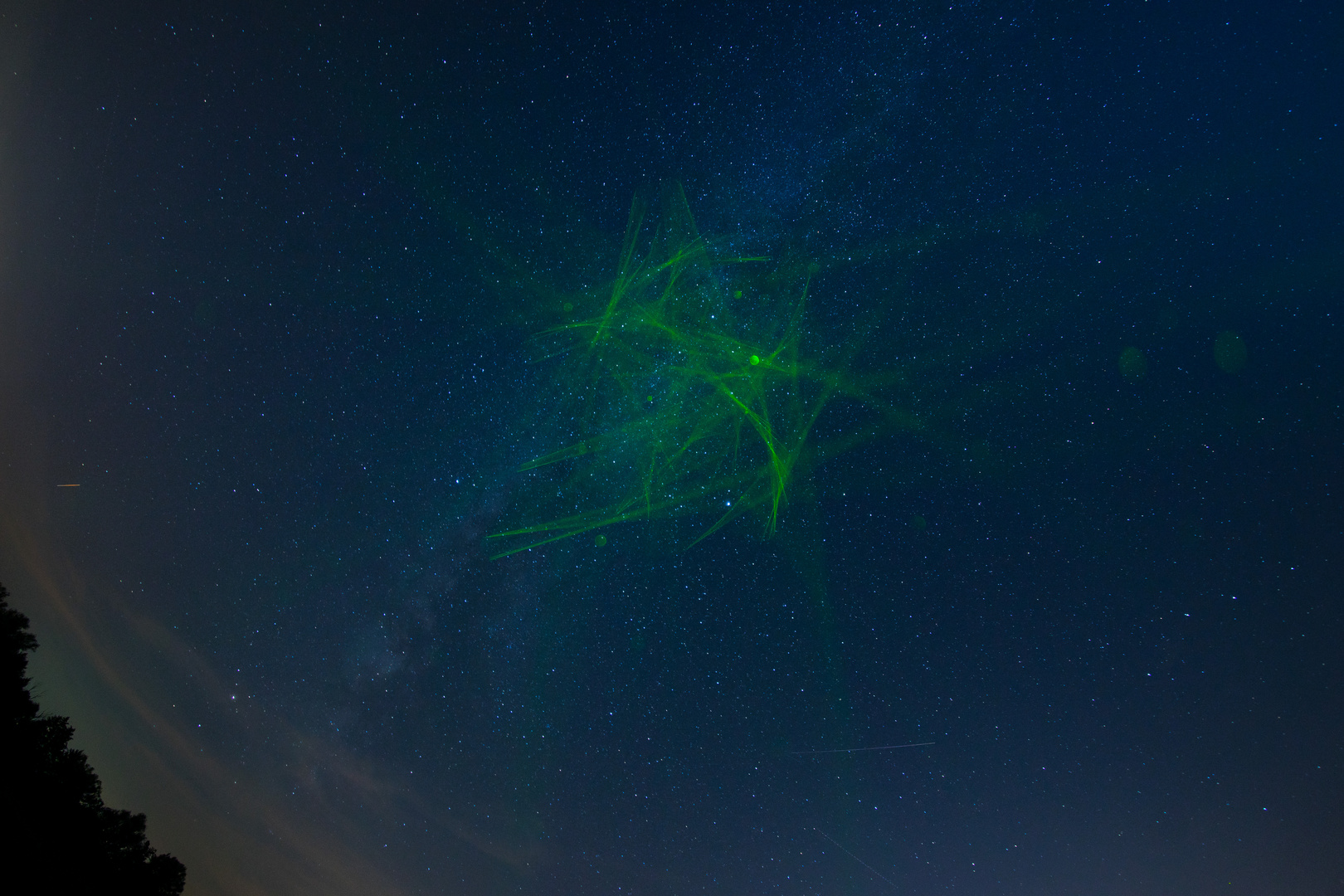 Lasershow in der Nacht