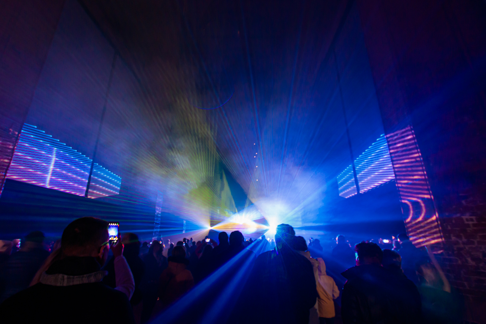 Lasershow in einer Kirche -Sonntag ist Thementag abstrakt-