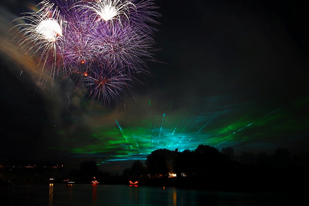 Lasershow mit Feuerwerk