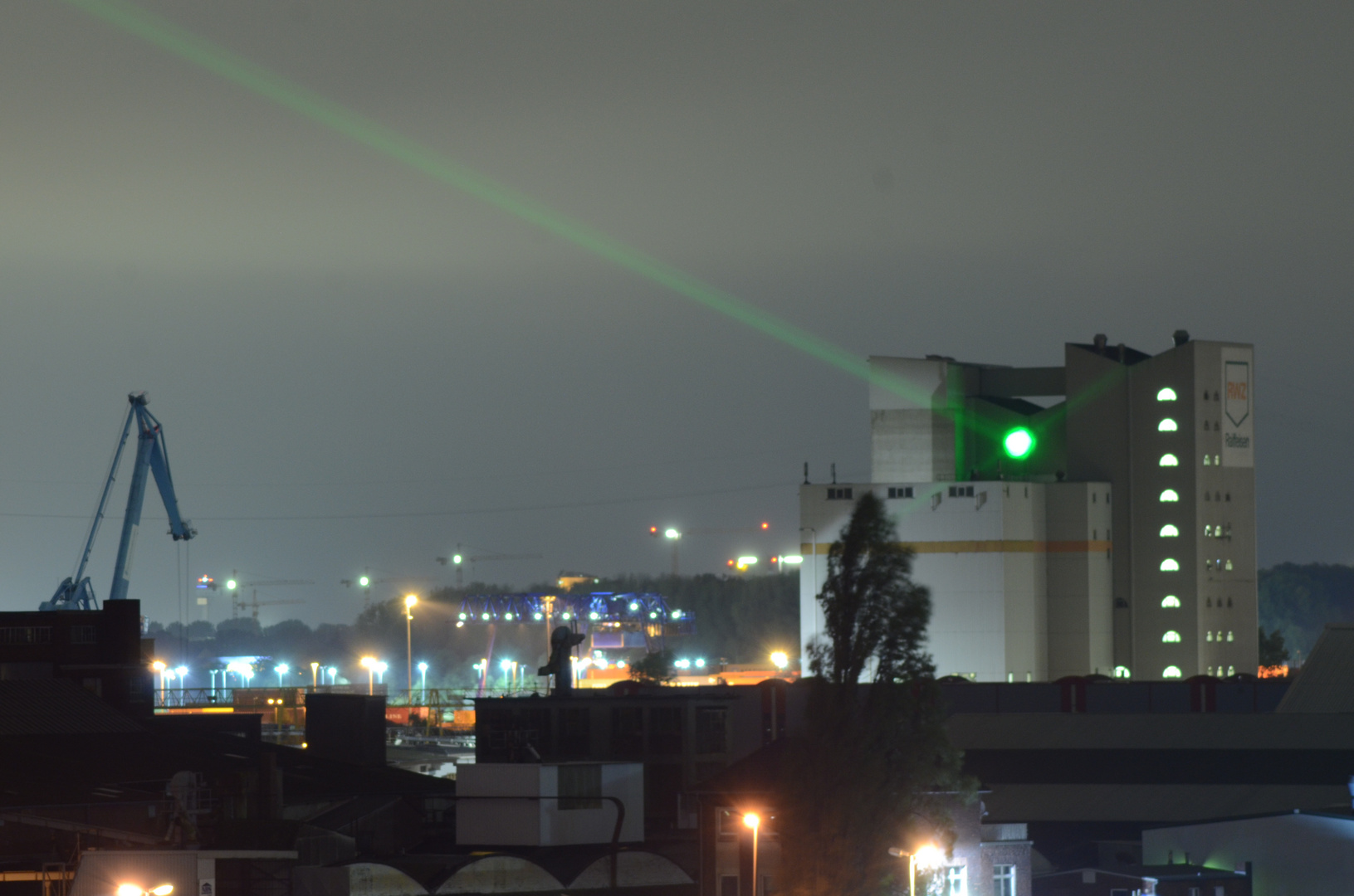 Laserstrahl über Neuss