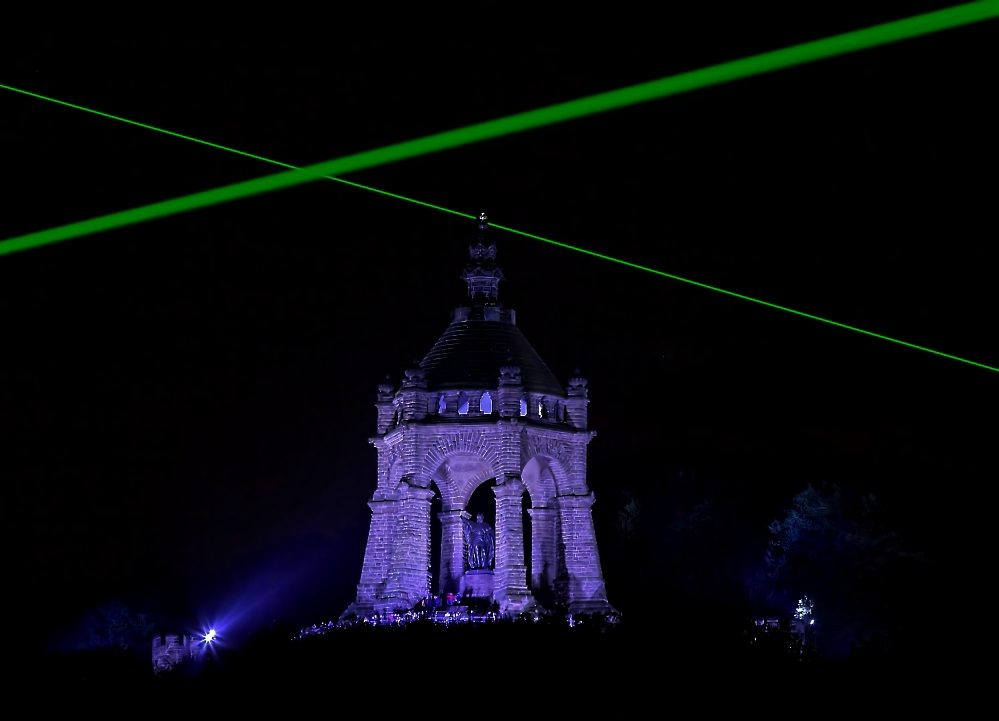 Laserstrahlen über dem Denkmal.....