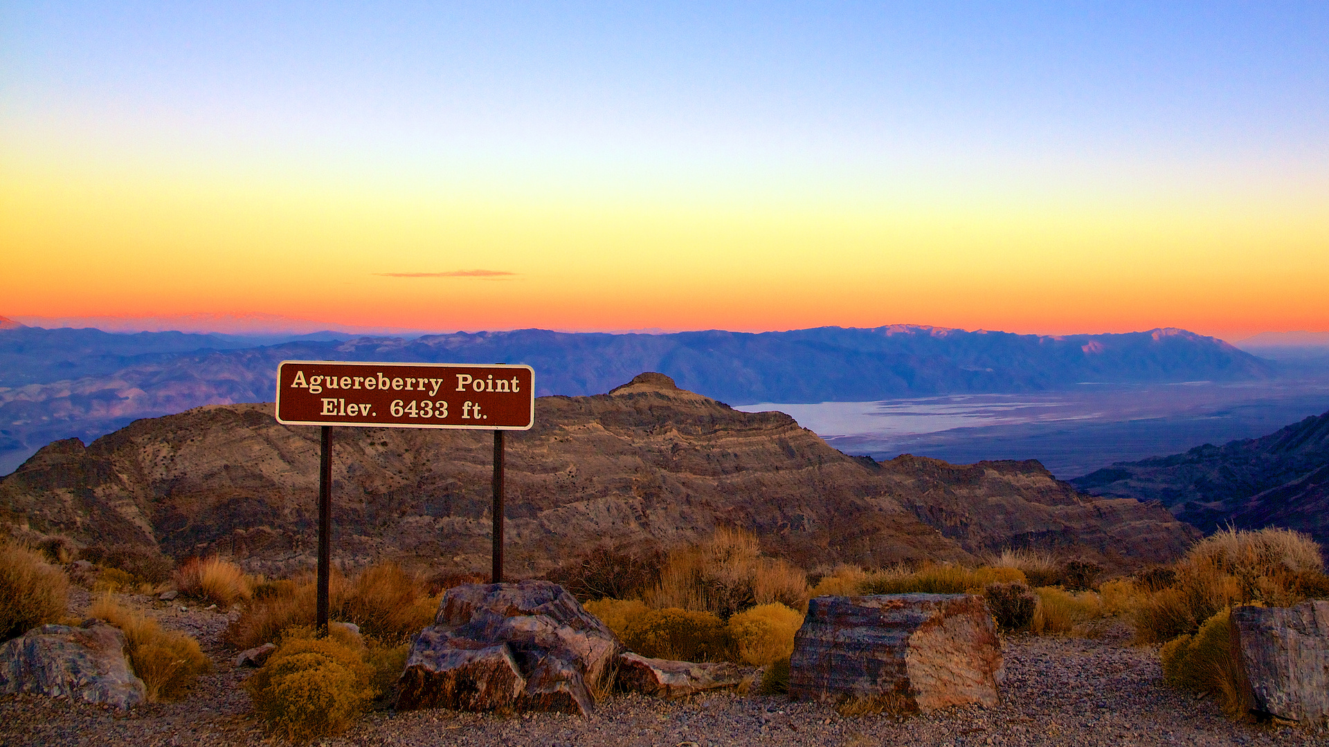 Last rays of the day overlooking Death Valley