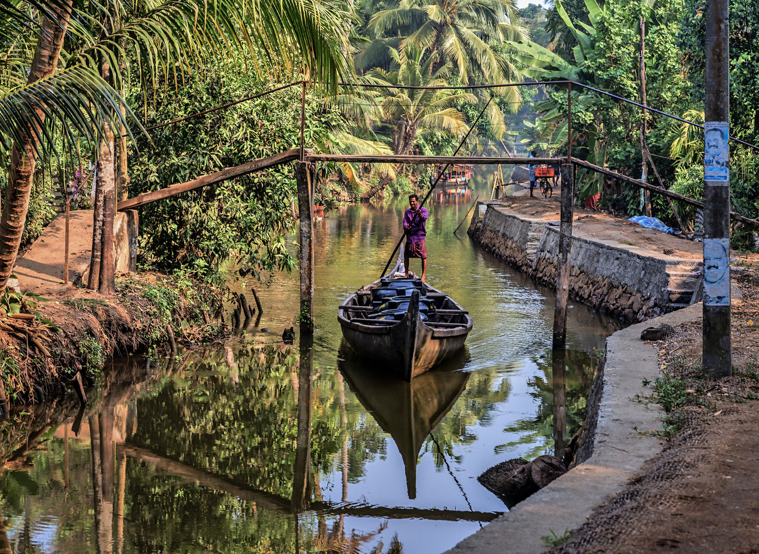 Lastentransport in den Backwaters