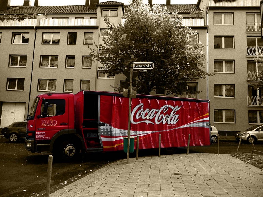 Laster an Straßenecke in Düsseldorf Flingern