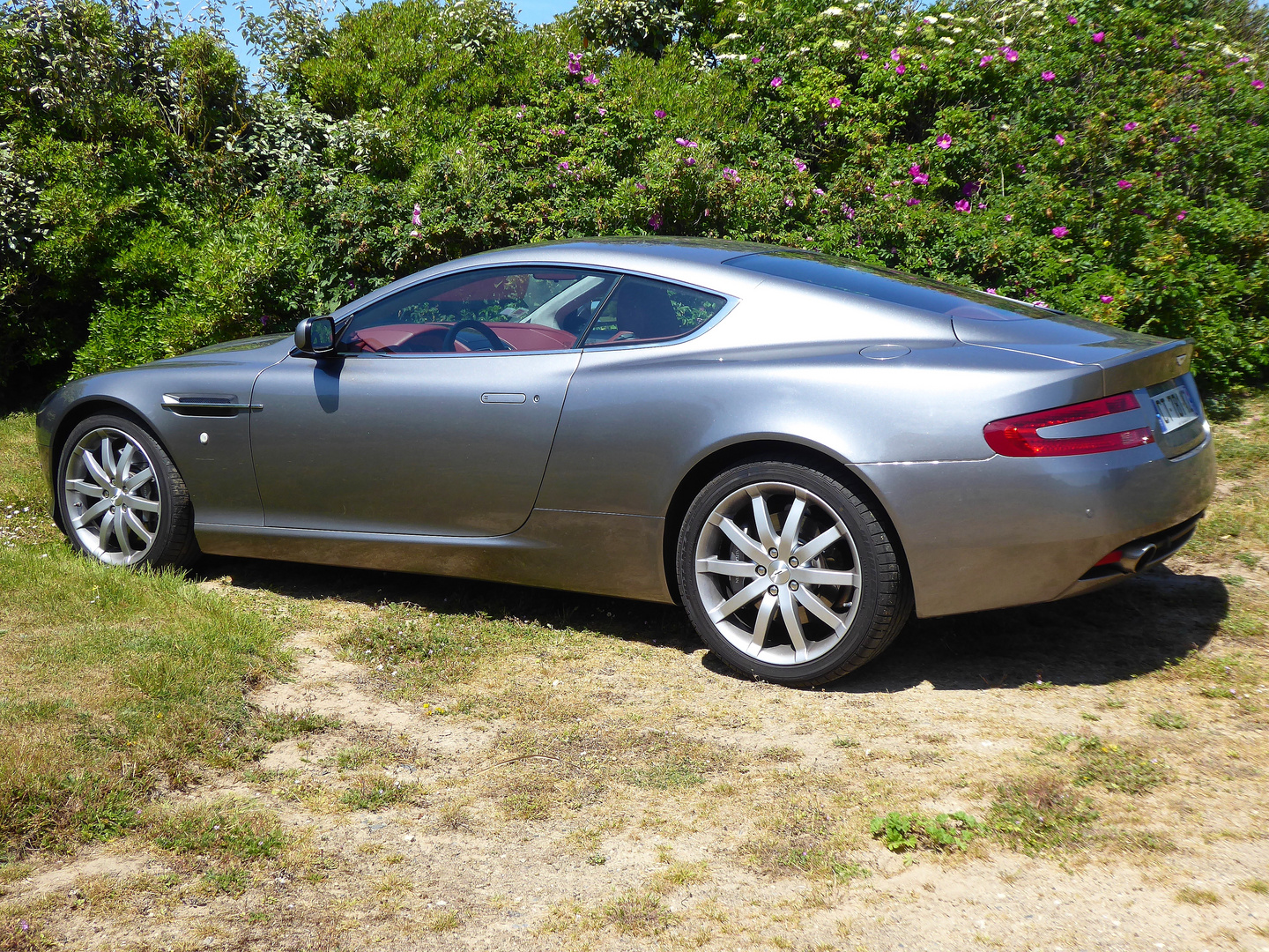 L'Aston Martin chez moi, à Omaha Beach...